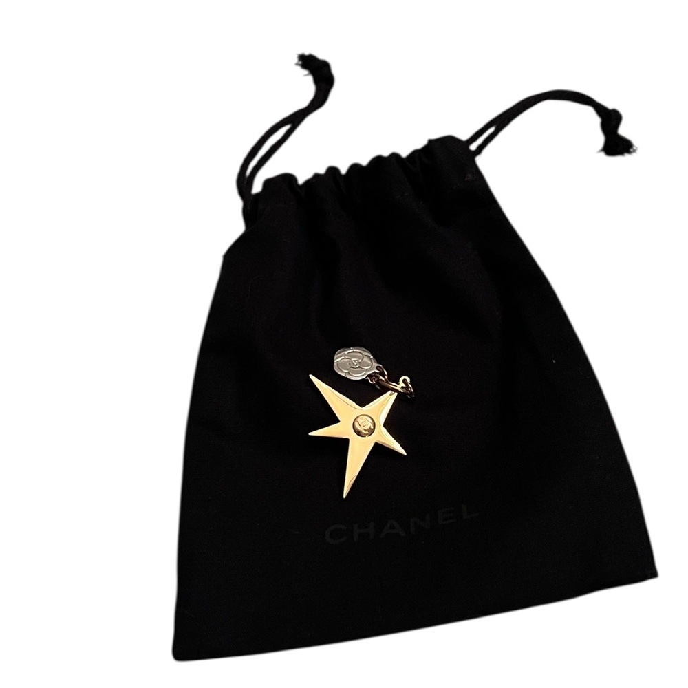 CHANEL Gold Star & small Camellia key Charm with black drawstring pouch. - Picture 8 of 9